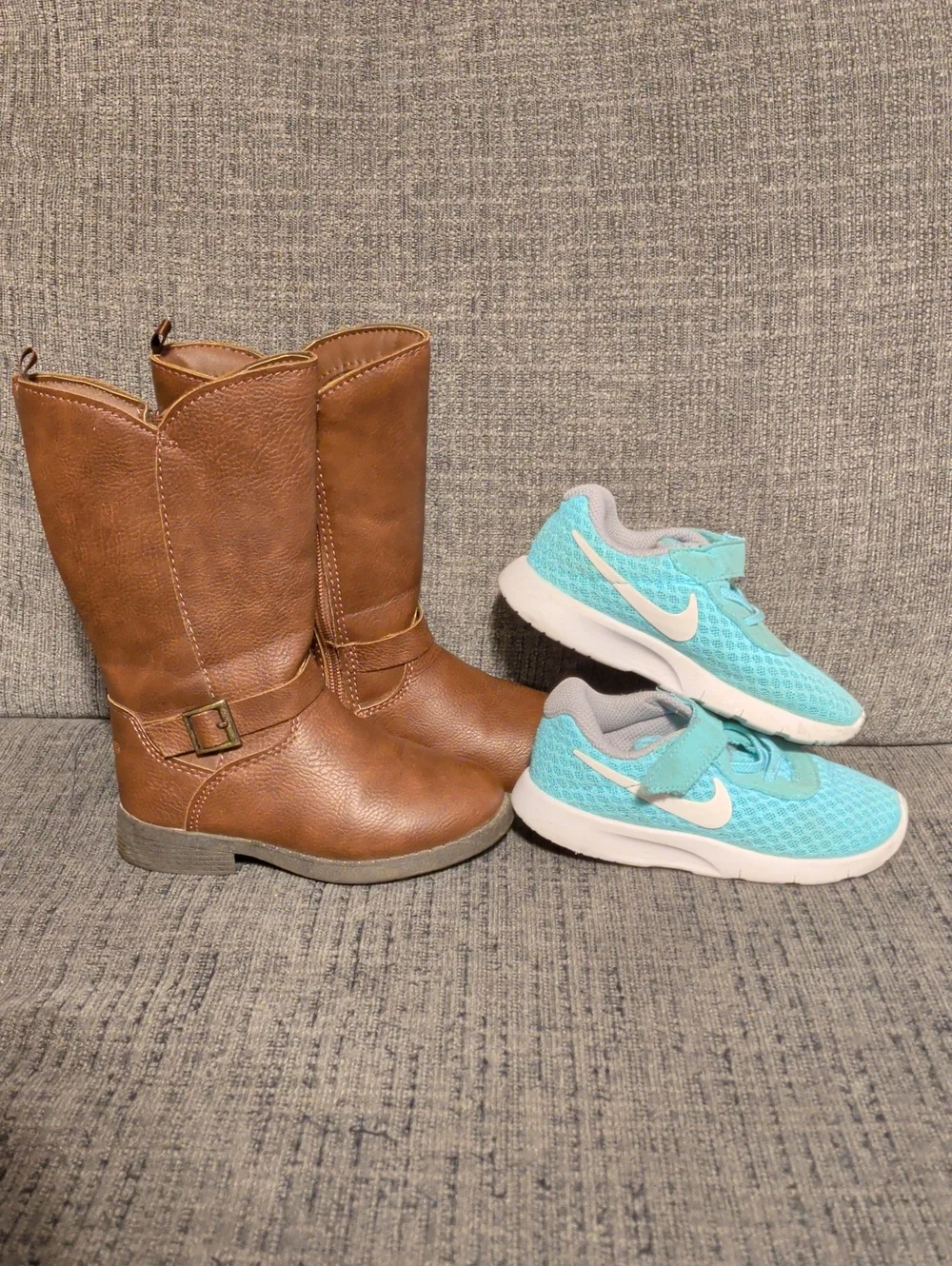 Set Of Toddler Nike And Oshkosh B'gosh Girl Size 8 Shoes